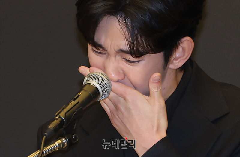 ▲ 고(故) 김새론(25)이 미성년자였을 때부터 고인과 교제했었다는 의혹에 휩싸인 배우 김수현(37)이 의혹 발발 20여일 만인 지난 3월 31일 오후 서울 마포구 상암스탠포드 호텔에서 직접 입장을 밝히고 있다. 기자회견에는 김수현을 비롯해 소속사 골드메달리스트의 법률대리를 맡고 있는 엘케이비앤파트너스 김종복 변호사가 참석했다. 준비된 입장 발표 외 별도의 질의응답은 진행되지 않았다. ⓒ정상윤 기자