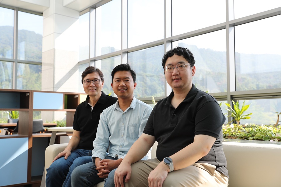 ▲ DGIST(총장 이건우) 에너지공학과 유종성 교수 연구팀이 수소연료전지의 핵심 부품인 전극 촉매 성능을 크게 높일 수 있는 새로운 합금 구조를 개발했다.(좌측부터) DGIST 에너지공학과 유종성 교수, Muhammad Irfansyah Maulana, 이동현 석박사통합과정생ⓒDGIST