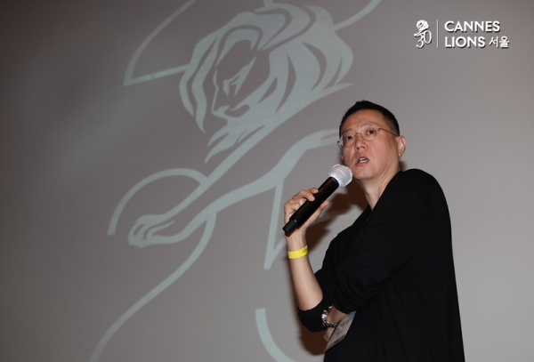 ▲ 황성필 제일기획 CD가 24일 서울 종로구 광화문 씨네큐브 2관에서 진행된 2025 칸라이언즈서울 영 크리에이티브 아카데미에서 '사자와 말하는 법'을 주제로 강연하고 있다. ⓒ정상윤 기자