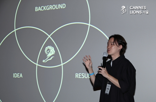 ▲ 송재원 스튜디오좋 감독이 25일 '파격의 인수분해'를 주제로 강연하고 있다. ⓒ정상윤 기자