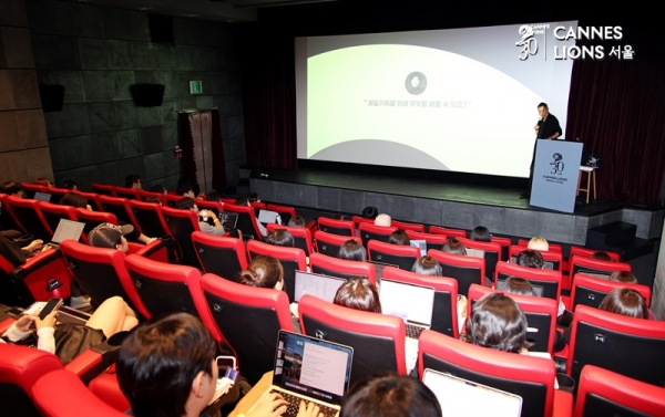 ▲ 70여명에 이르는 영 크리에이티브 아카데미 수강생들이 강연에 열중하고 있다. ⓒ정상윤 기자