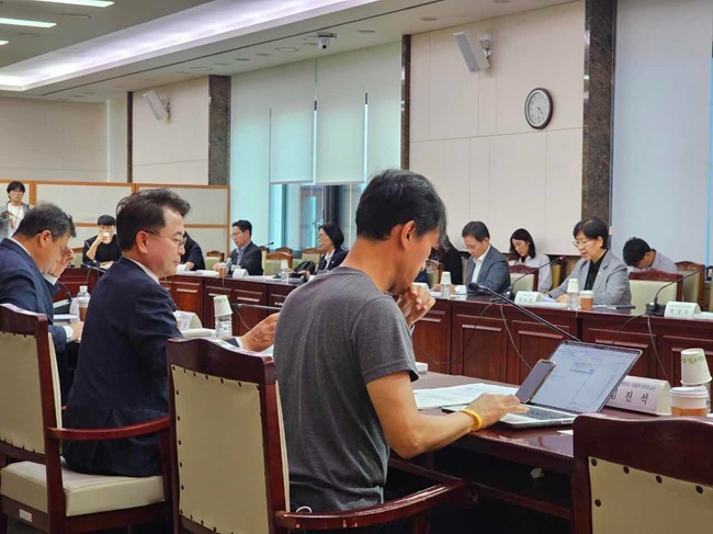 ▲ 육동한 춘천시장이 30일 정부서울청사에서 정은경 보건복지부 장관을 비롯해 행정기관과 학계, 전문기관 등이 함께하는 보건복지부 통합돌봄정책위원회 1차 회의에 참석해 춘천시 통합돌봄 추진현황과 성과를 발표했다. ⓒ춘천시