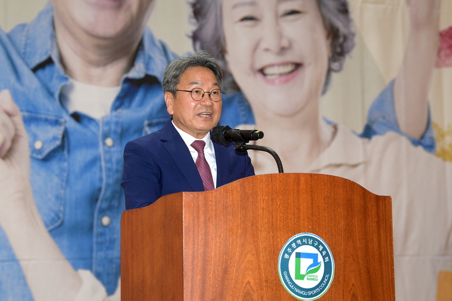 ▲ 강기정 광주광역시장이 30일 남구다목적체육관에서 열린 제29회 노인의 날 기념행사에 참석해 인사말을 하고 있다. ⓒ광주광역시 제공