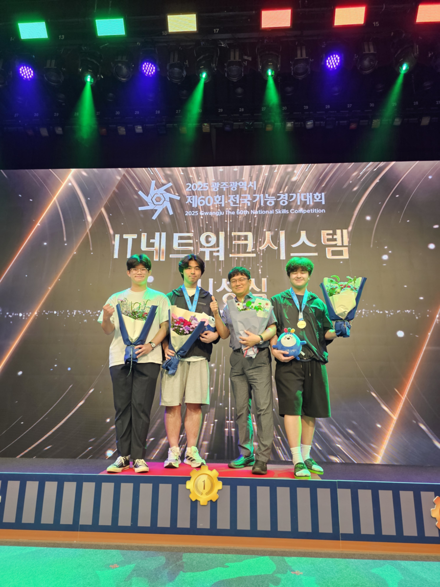 ▲ IT네트워크시스템 시상식(왼쪽부터 이영서(2학년 우수), 신승호(3학년 금), 지도교사 이래현, 백송주(3학년 금)ⓒ광주시교육청 제공