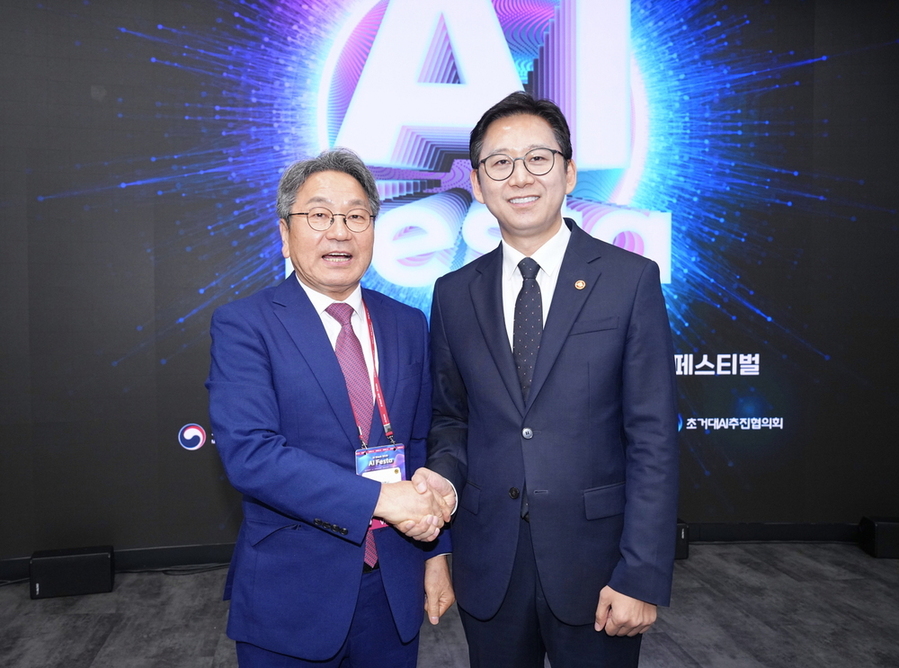 ▲ 강기정 광주광역시장이 30일 서울 코엑스에서 열린 ‘AI 페스타(Festa) 2025’에 참석해 배경훈 과학기술정보통신부 장관과 환담을 나누고 있다. ⓒ광주광역시 제공