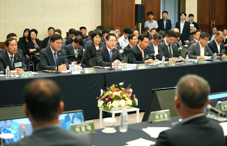 ▲ 김영록 전라남도지사가 30일 담양군 담양리조트에서 열린 ‘담양군 정책비전 투어’행사에 참석해 토론을 주재하고 미래 비전 및 정책현안 등 지역 발전에 대한 의견과 제안에 대한 질문에 답변을 하고 있다.ⓒ전라남도 제공