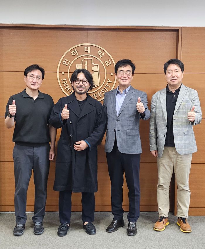 ▲ 조명우(오른쪽 두번째)인하대 조명우 총장이 암 정복 프로젝트 ‘캔서문샷(Cancer Moonshot)’에서 위암 연구를 주도하는 황태현(왼쪽 두번째) 동문으로부터 AI+X센터 구축 구체화를 위한 조언을 얻은 뒤 기념 촬영을 하고 있다.ⓒ
 ⓒ인하대 제공