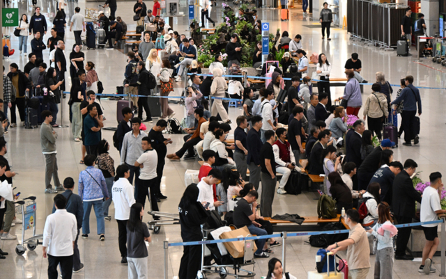 ▲ 중국인 단체관광객 무비자 입국 첫날인 지난 29일 인천국제공항 제1터미널 입국장이 관광객들로 붐비고 있다. ⓒ 연합뉴스 제공
