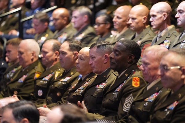 ▲ 미국 버지니아주 콴티코의 해병기지에서 도널드 트럼프 미국 대통령의 연설을 듣고 있는 미군 고위급 장성들. 250930 AP/뉴시스. ⓒ뉴시스