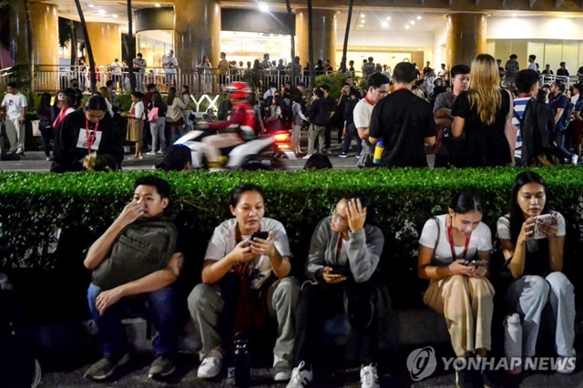 ▲ 필리핀 지진 후 건물 밖에 모인 주민들. 251001 AFP 연합뉴스. ⓒ연합뉴스