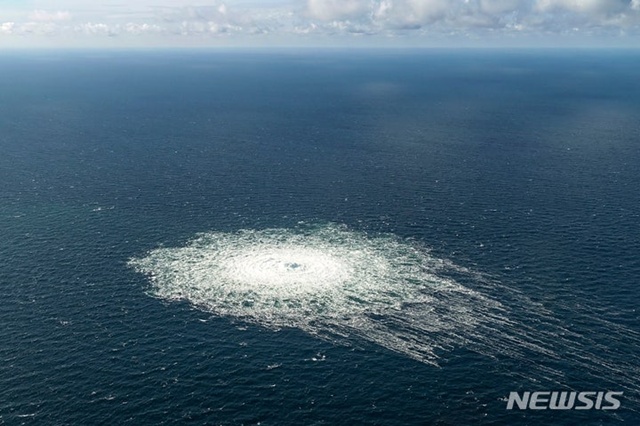 ▲ 2022년 9월 러시아에서 독일로 이어지는 2개의 노르트스트림 천연가스관이 잇따라 가스 유출 사고가 발생한 후 덴마크 보른홀름섬 해안에서 관찰된 가스 누출 모습. 230524 AP/뉴시스. ⓒ뉴시스