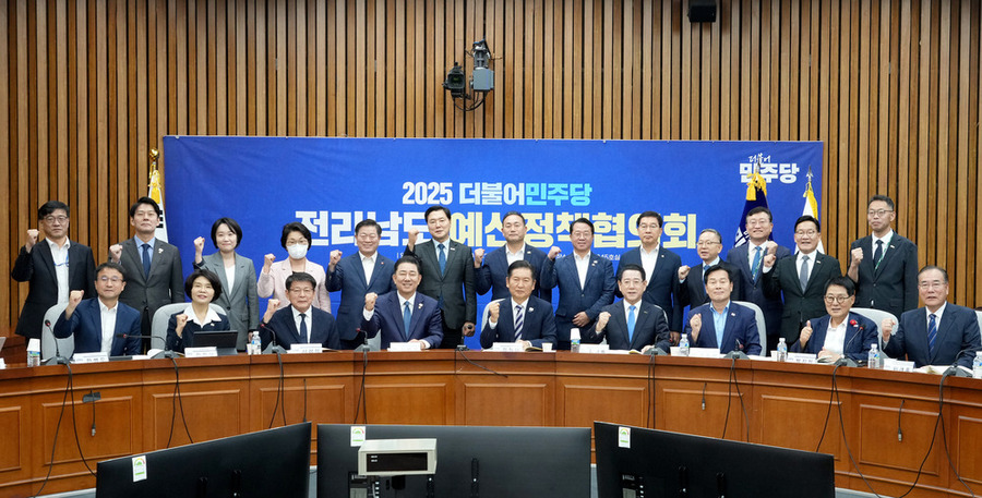 ▲ 김영록 전라남도지사가 30일 국회본관에서 열린 ‘2025 더불어민주당-전라남도 예산정책협의회’에서 정청래 대표, 김병기 원내대표, 서삼석 최고위원, 한정애 정책위의장, 한병도 예결위원장, 이소영 예결위 간사. 박승원 참좋은지방정부위원장 등 당 지도부 주요 인사와 기념촬영을 하고 있다.ⓒ전라남도 제공