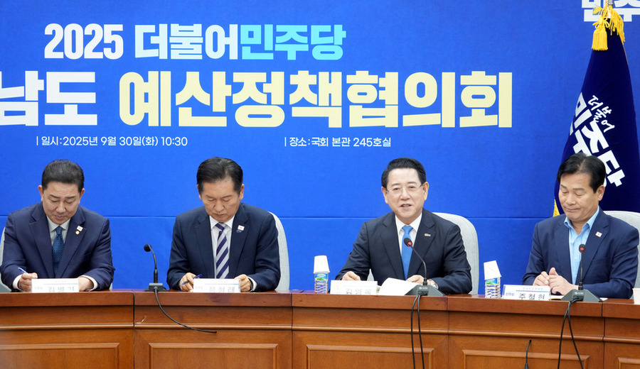 ▲ 김영록 전라남도지사가 30일 국회본관에서 열린 ‘2025 더불어민주당-전라남도 예산정책협의회’에서 지역 현안 해결과 국비 확보방안에 대해 논의하고 있다.ⓒ전라남도 제공