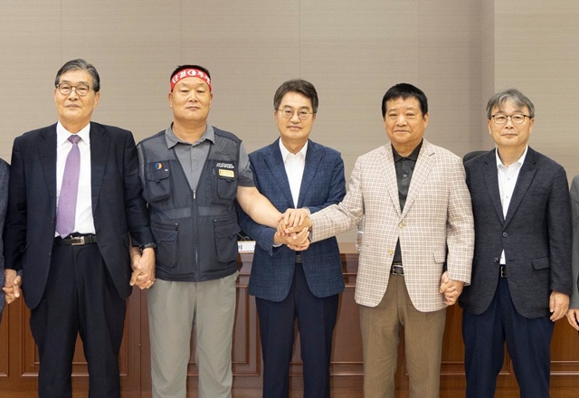 ▲ 김동연 경기도지사(가운데)와 경기도 버스 노사 관계자 등이 1일 오전 경기지방노동위원회에서 노사 합의 후 기념촬영을 하고 있다. ⓒ경기도 제공