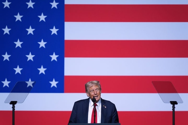 ▲ 도널드 트럼프 미국 대통령이 미국 버지니아주 콴티코의 해병기지에서 군 고위급 장성들을 대상으로 연설하고 있다. 250930 AP/뉴시스. ⓒ뉴시스