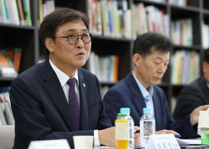 ▲ 최휘영 문화체육관광부 장관이 지난달 26일 서울 마포구 한국출판문화산업진흥원 서울사무소에서 열린 '출판계 소통 간담회'에 참석해 출판계 현장 전문가들과 출판산업 발전을 위한 분야별 지원방안을 논의하고 있다.ⓒ문체부