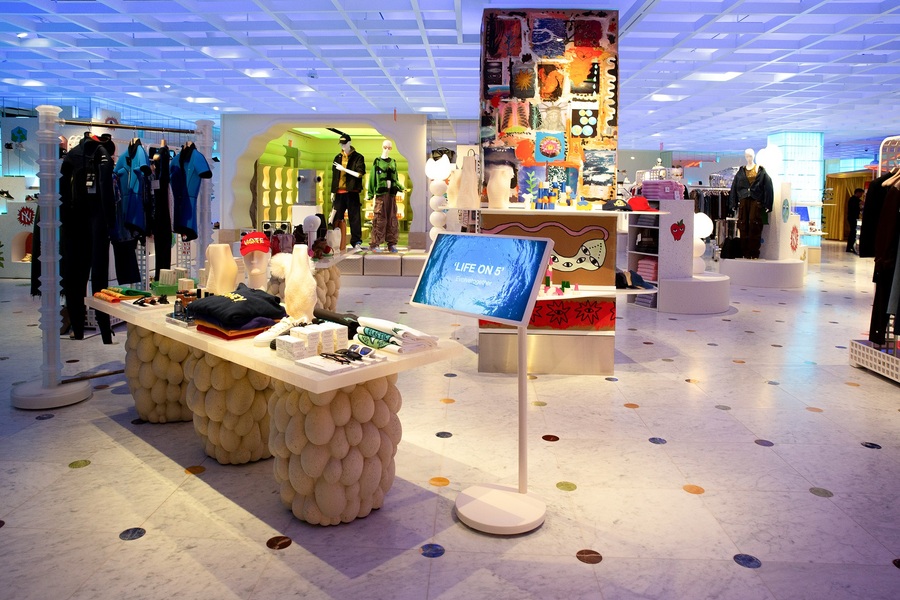 ▲ LG전자는 ‘LG 스탠바이미 2’를 미국 뉴욕의 명품 백화점 ‘쁘렝땅’에 특별 전시하며 라이프스타일 TV 시장 주도권을 강화하기 위한 글로벌 마케팅을 전개한다. 사진은 '예술의 순환성'을 주제로 진행되는 이번 전시에서 LG 스탠바이미 2가 쁘렝땅 백화점 곳곳에 설치돼, 참여 브랜드의 스토리를 담은 영상 콘텐츠를 선보이고 있는 모습.ⓒLG전자