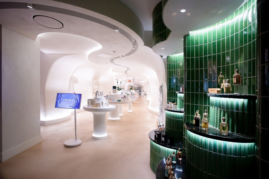 ▲ LG전자는 ‘LG 스탠바이미 2’를 미국 뉴욕의 명품 백화점 ‘쁘렝땅’에 특별 전시하며 라이프스타일 TV 시장 주도권을 강화하기 위한 글로벌 마케팅을 전개한다. 사진은 '예술의 순환성'을 주제로 진행되는 이번 전시에서 LG 스탠바이미 2가 쁘렝땅 백화점 곳곳에 설치돼, 참여 브랜드의 스토리를 담은 영상 콘텐츠를 선보이고 있는 모습.ⓒLG전자