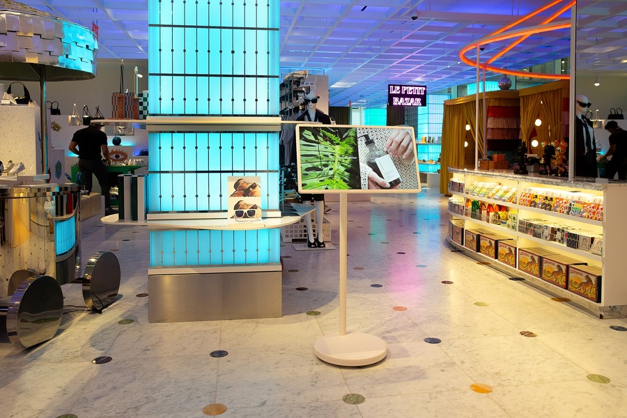 ▲ LG전자는 ‘LG 스탠바이미 2’를 미국 뉴욕의 명품 백화점 ‘쁘렝땅’에 특별 전시하며 라이프스타일 TV 시장 주도권을 강화하기 위한 글로벌 마케팅을 전개한다. 사진은 '예술의 순환성'을 주제로 진행되는 이번 전시에서 LG 스탠바이미 2가 쁘렝땅 백화점 곳곳에 설치돼, 참여 브랜드의 스토리를 담은 영상 콘텐츠를 선보이고 있는 모습.ⓒLG전자