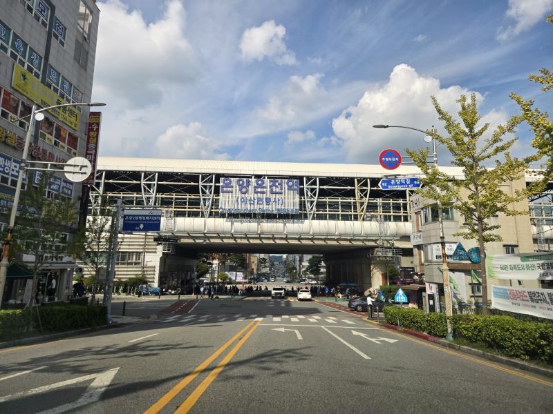 ▲ 교체된 온양온천역 (아산현충사) 간판 모습.ⓒ아산시