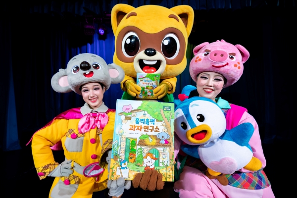 ▲ 롯데월드가 자체 IP ‘로티프렌즈’를 활용해 선보이는 ‘로티프렌즈 감정 그림책’ 시리즈의 두 번째 도서 ‘훌쩍훌쩍 과자연구소’를 출간했다. 
ⓒ롯데월드