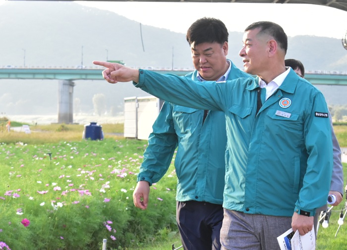 ▲ 제71회 백제문화제 개막을 앞두고 최원철 공주시장이 지난달 30일 행사준비 상태를 직접 점검하고 있다.ⓒ공주프레스협회