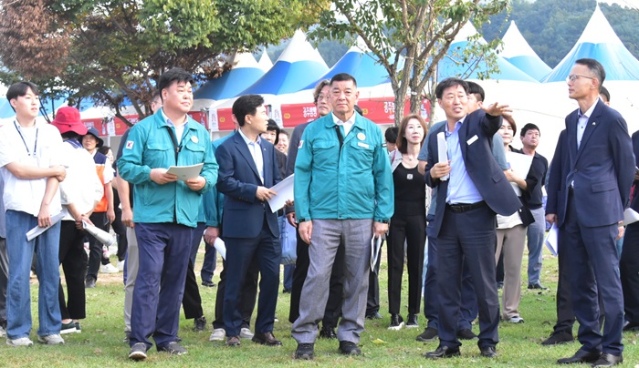 ▲ 제71회 백제문화제 개막을 앞두고 최원철 공주시장이 지난달 30일 오후 행사준비 상태를 직접 점검하며 강도 높은 지적과 개선을 주문하고 있다.ⓒ공주프레스협회