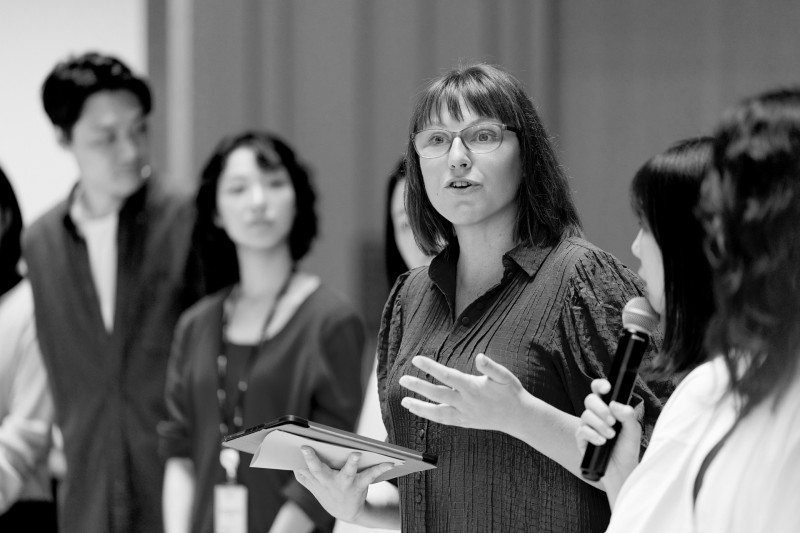 ▲ 리 토니 인터내셔널 연출(좌)이 전 캐스트에 대본 리딩에 앞서 작품과 무대 연출에 대한 설명을 하고 있.ⓒ에스앤코