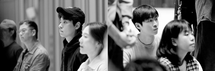 ▲ 한국의 파이를 맡아 연습을 앞둔 박정민(좌), 박강현 배우가 리 토니 연출의 이야기에 집중하고 있다.ⓒ에스앤코