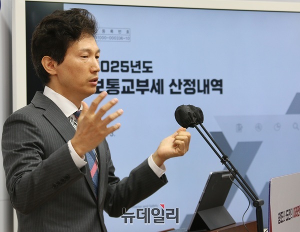 ▲ 조신영 법률사무소 '약속 변호사가 제도 개선 필요성과 법적 근거에 대해 설명을 하고 있다.ⓒ이길표 기자