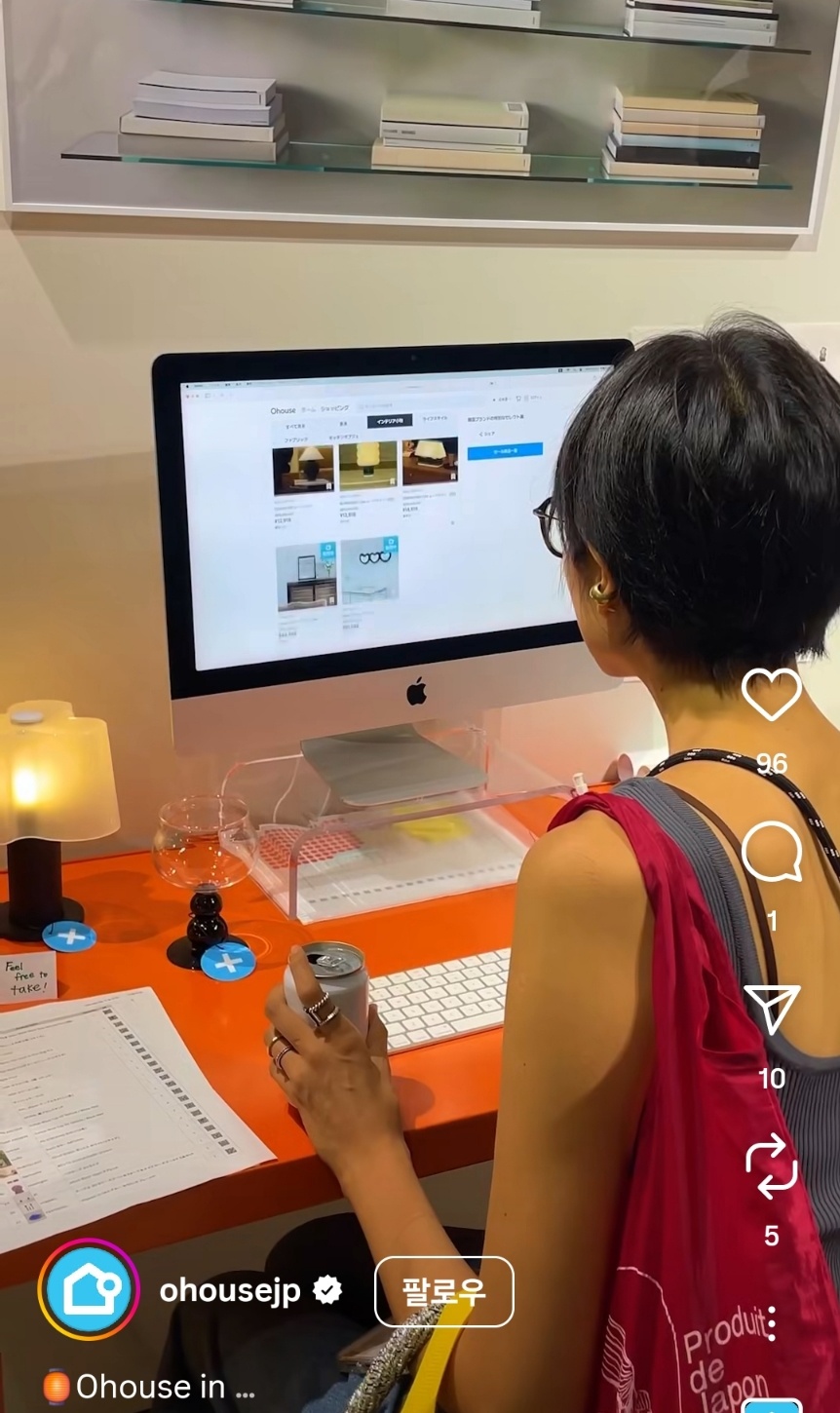 ▲ 일본 시부야에서 열린 '나츠 마츠리 25' 행사에서 방문객들이 오늘의집 부스를 찾아 검색을 하고 있다. ⓒ오하우스 재팬 인스타그램 캡처