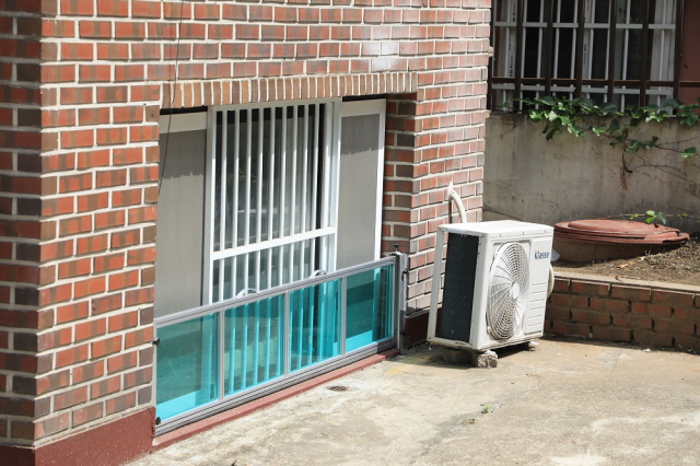 ▲ 서울 한 매입임대주택에 침수방지시설이 설치된 모습. ⓒLH