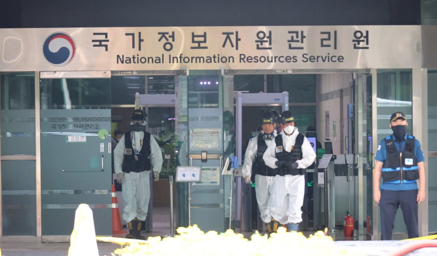 ▲ 30일 오전 대전 유성구 국가정보자원관리원(국정자원) 화재 현장에서 감식 작업자들이 불이 붙었던 무정전·전원 장치(UPS)용 리튬이온배터리의 안정화 작업을 하고 있다. ⓒ연합뉴스