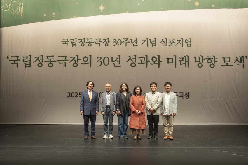 ▲ (왼쪽부터)김경훈 한국공연관광협회 고문, 박영정 한국예술경영학회 부회장,김서령 문화예술기획 이오공감 대표, 정성숙 국립정동극장 대표이사, 이태훈 조선일보 기자, 박병성 공연칼럼니스트.ⓒ국립정동극장