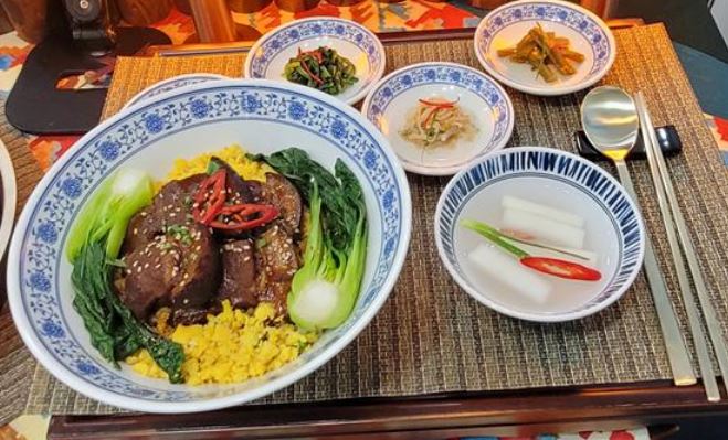 ▲ 서울 만남의광장에서 판매하는 말죽거리 한돈 동파육 덮밥ⓒ한국도로공사