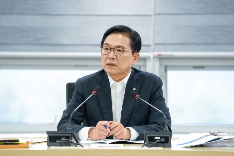 ▲ 김석필 천안시장 권한대행 부시장이 1일 시청 중회의실에서 열린 확대간부회의에서 추석 연휴를 앞두고 안전과 재난에 대비해 비상연락 체계 유지 등을 지시하고 있다. ⓒ천안시