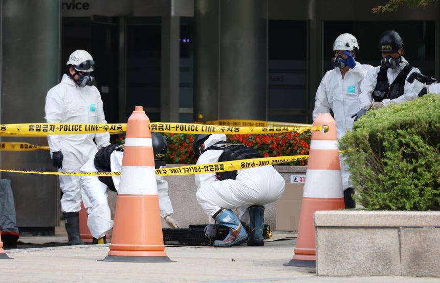 ▲ 지난달 30일 오전 대전 유성구 국가정보자원관리원(국정자원) 화재 현장에서 감식 관계자들이 불이 붙었던 무정전·전원 장치(UPS)용 리튬이온배터리의 상태를 살피고 있다. ⓒ연합뉴스