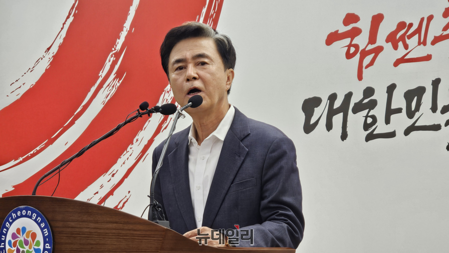 ▲ 김태흠 충남도지사가 1일 오전 도청 프레스센터에서 정부의 농어촌 기본소득 공모와 관련해 반대입장을 분명히 했다.ⓒ김정원 기자