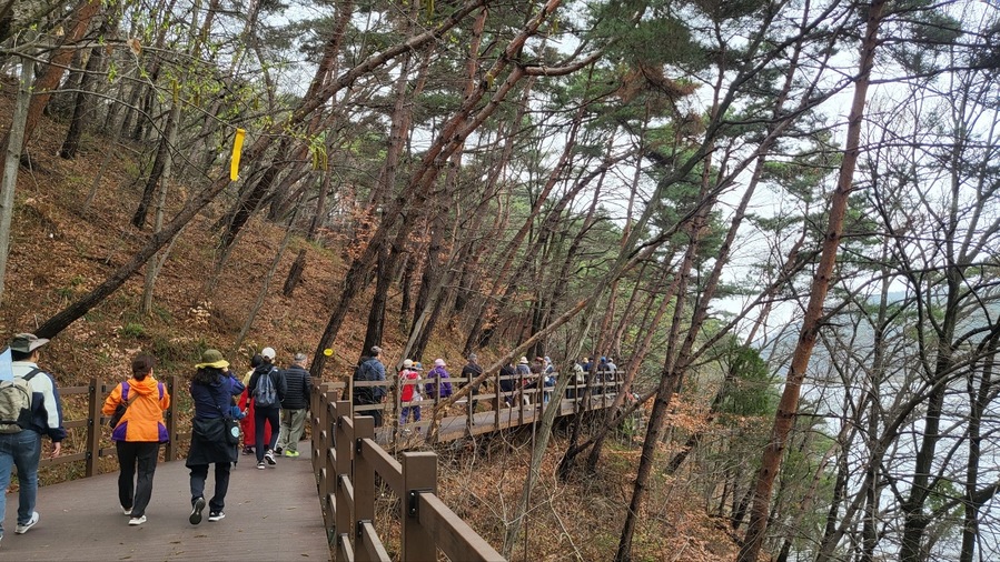 ▲ 달성군(군수 최재훈)은 트레킹 문화 활성화를 위해 10월 16일 송해공원 옥연지에서 숲길등산지도사와 함께하는 ‘달성 둘레길 걷기 행사’를 진행한다.(송해공원 둘레길을 산책하고 있는 주민들 모습)ⓒ달성군