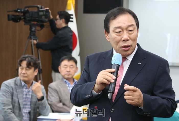 ▲ 최민호 세종시장이 1일 오전 시청 대회의실에서 기자간담회를 열고 세종시의 지방교부세 산정 문제와 관련해 입장을 밝히고 있다.ⓒ이길표 기자