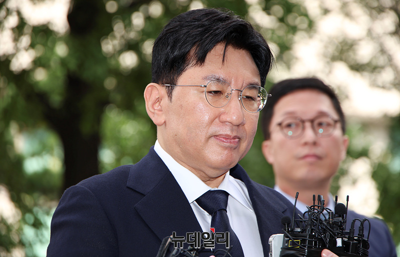 ▲ 방시혁 하이브(HYBE) 의장이 서울 마포구 서울경찰청 금융범죄수사대에 피의자 신분으로 출석하며 입장을 밝히고 있다. 2025.09.15. ⓒ서성진 기자