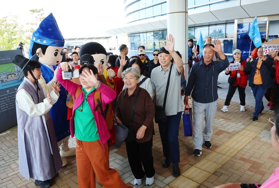 ▲ 중국인 단체관광객 무비자 입국 첫날인 지난달 29일 오전 인천 연수구 인천항 국제크루즈터미널에 입국한 중국인 단체 크루즈 관광객들이 버스로 향하고 있다.ⓒ연합뉴스