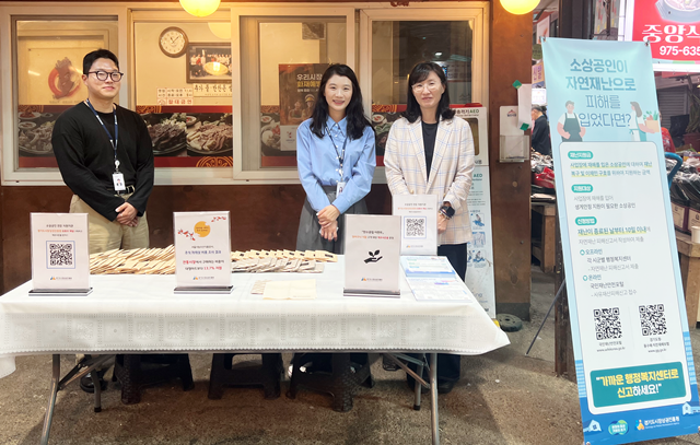 ▲ 경기도시장상권진흥원 북서센터 직원들이 1일 일산전통시장에서 도민과 상인을 대상으로 각종 지원사업을 홍보하고 있다. ⓒ경기도시장상권진흥원 제공