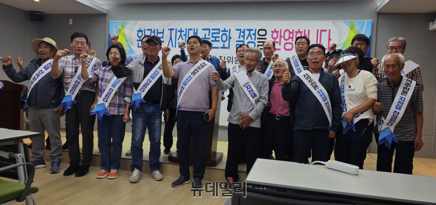 ▲ 이성우 청양군용천호(지천댐)추진위원장이 1일 오후 충남도청 프레스센터에서 기자회견을 마친 뒤 추진위원회 관계자들과 파이팅을 하고 있다.ⓒ김정원 기자