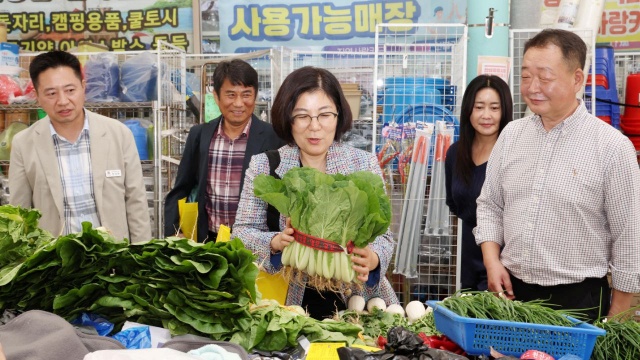 ▲ 김보라 시장이 추석을 앞두고 전통시장에서 장보기를 하고 있다ⓒ안성시 제공