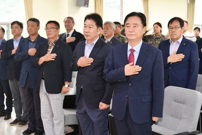 ▲ 2025 화천군 재향군인회의 날 기념행사가 1일 화천문화예술회관에서 최문순 군수, 김덕희 군재향군인회장, 박대현 도의원, 류희상 군의장과 군의원을 비롯한 회원들이 참석한 가운데 열렸다. ⓒ화천군