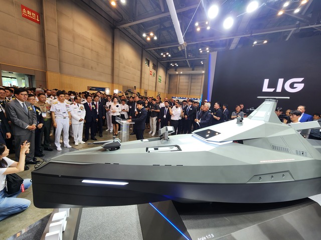 ▲ LIG넥스원이 올해 처음 공개한 '해검-X' 무인수상정 ⓒLIG넥스원