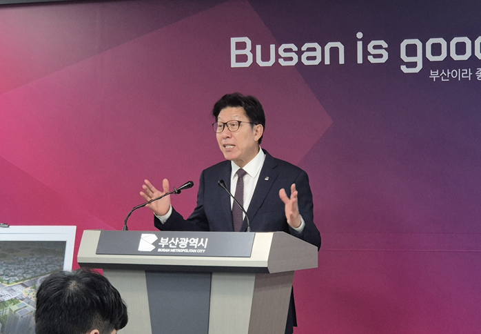 ▲ 박형준 부산시장이 1일 부산시청 브리핑룸에서 기자회견을 열고 차세대 급행철도(BuTX)의 민자 적격성 조사 통과를 설명하고 있다.ⓒ변진성 기자