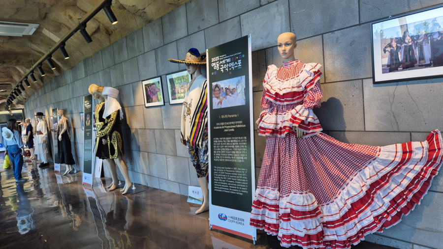 ▲ 국악엑스포, 해외 민속의상 전시회.ⓒ영동세계국악엑스포조직위