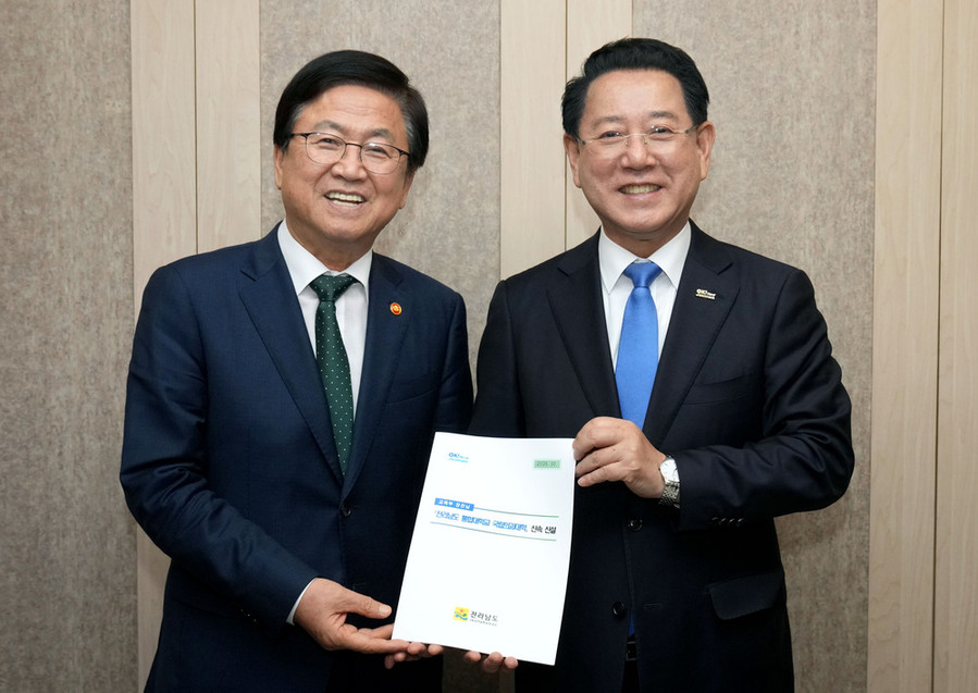 ▲ 김영록 전라남도지사가 1일 세종에서 최교진 교육부 장관과 면담을 갖고 전라남도 통합대학교 국립의대 신속 신설 등 전남도 핵심사업 해결을 위한 걸의 및 협조를 요청하고 있다.ⓒ전라남도 제공